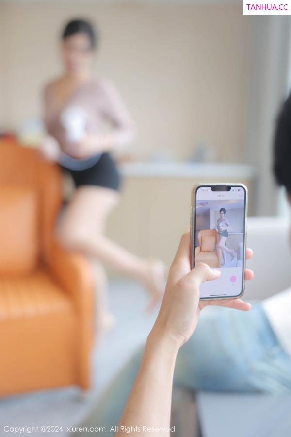   [XiuRen]高清写真图 2024.07.03 No.8798 金小依 短裙美腿第23张图片